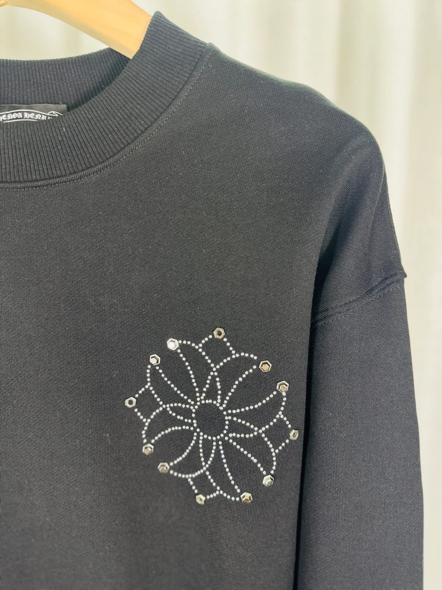 P250 top version, real shot without P, ​​different from market currency) 𝗖𝗵𝗿𝗼𝗺𝗲 𝗛𝗲𝗮𝗿𝘁𝘀/Croxin 2025 Autumn and Winter New Original Single Counter American 3D Rivets and Stickers Couple Casual Sweater 👑The highest version! Customized fabric 430g tripe terry fabric! American-style pickled and distressed original fabric, laser-burned flowers, rivets and diamonds, exquisite embroidery of letters! The best-selling model in the counter, very comfortable to wear. Accessories: original molded and authenticated collar label➕100% silk wash label. Genuine purchase-grade original hangtag➕matching hanging rope➕3D hanging beads➕original packaging bag. Craftsmanship: The original version has consistent wiring! The highest version of the armhole matching technique! Color: Red Black Size: S M L XL Style No.: 9334